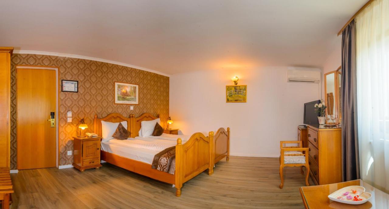 Hotel Korona ซิวิโชอารา ภายนอก รูปภาพ