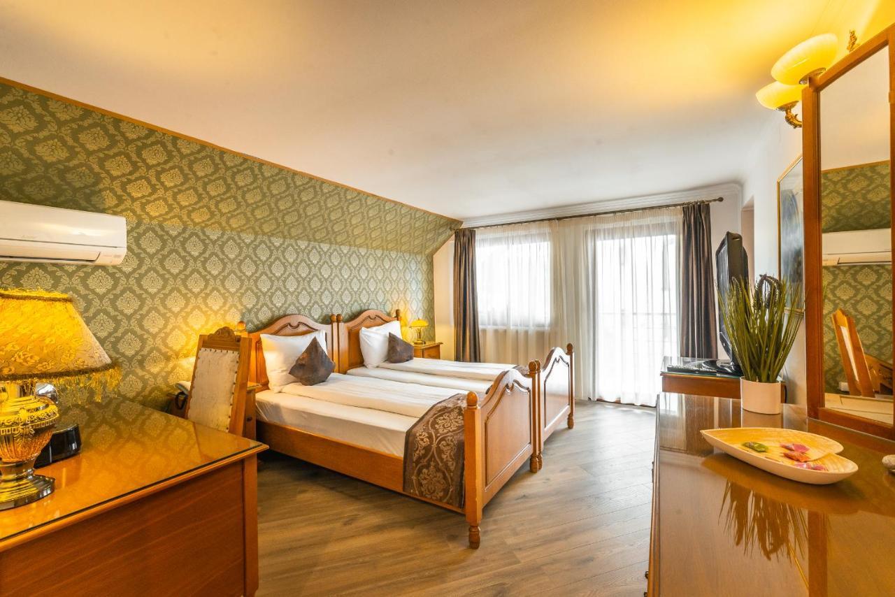 Hotel Korona ซิวิโชอารา ภายนอก รูปภาพ