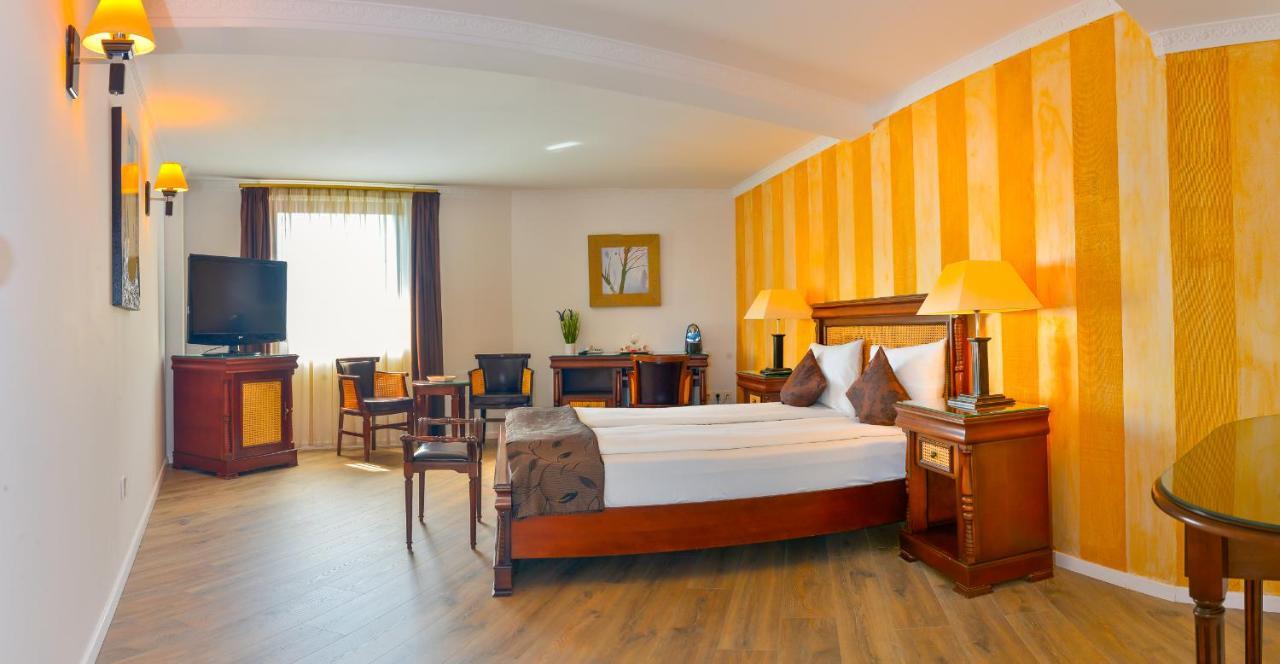 Hotel Korona ซิวิโชอารา ภายนอก รูปภาพ