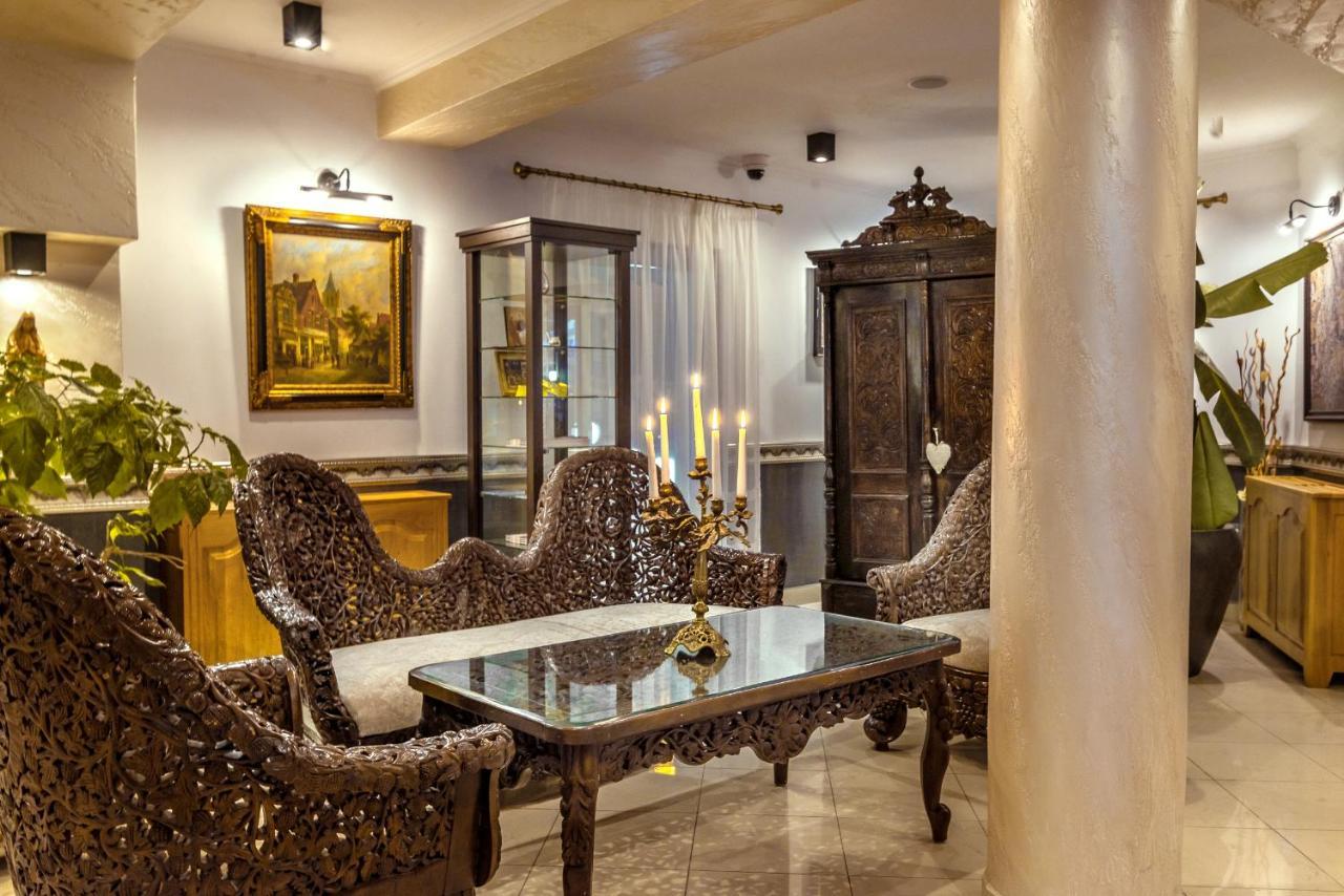 Hotel Korona ซิวิโชอารา ภายนอก รูปภาพ