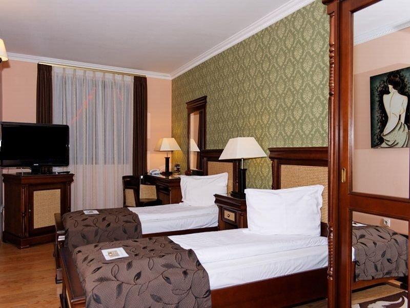 Hotel Korona ซิวิโชอารา ภายนอก รูปภาพ