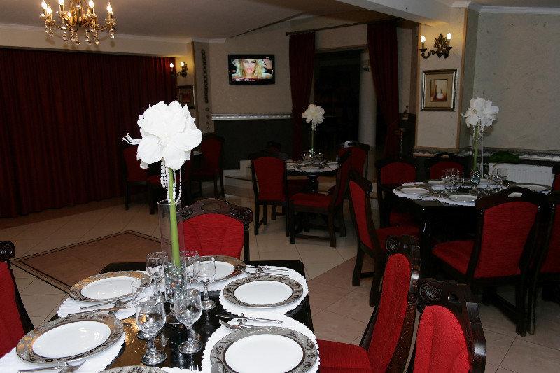 Hotel Korona ซิวิโชอารา ภายนอก รูปภาพ