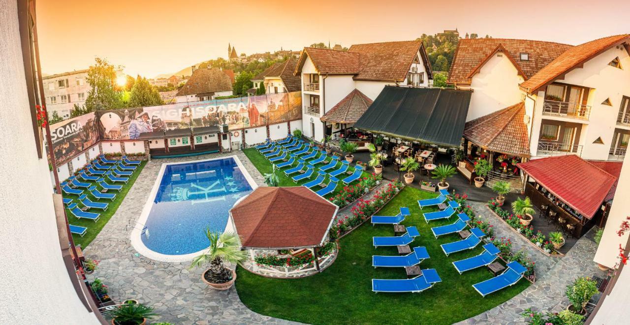 Hotel Korona ซิวิโชอารา ภายนอก รูปภาพ